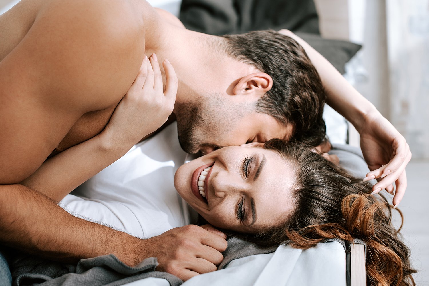 couple kissing