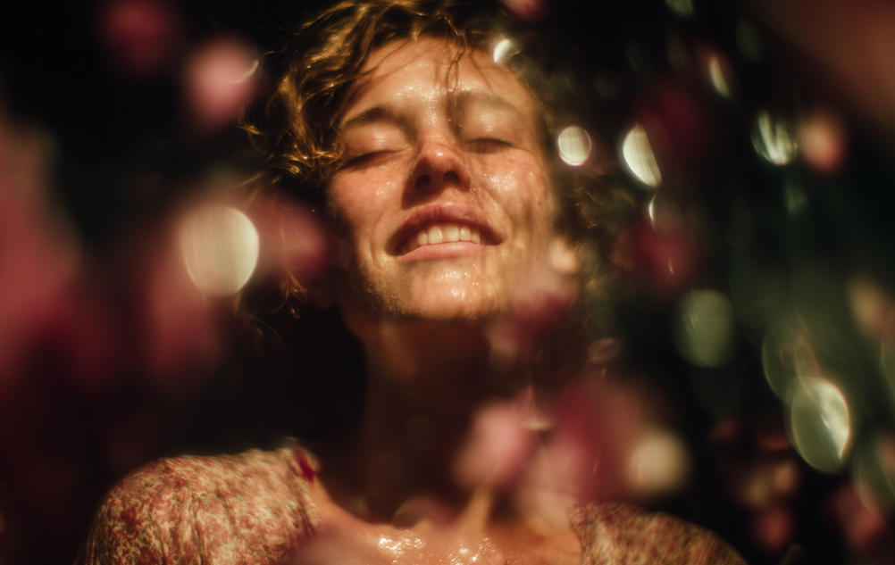 u1245928567_FLOWER_PETALS_FALLING_ON_A_ULTRA_REALISTIC_WOMAN__18250170-1fa7-471f-bf31-0c16fa19cb17_1